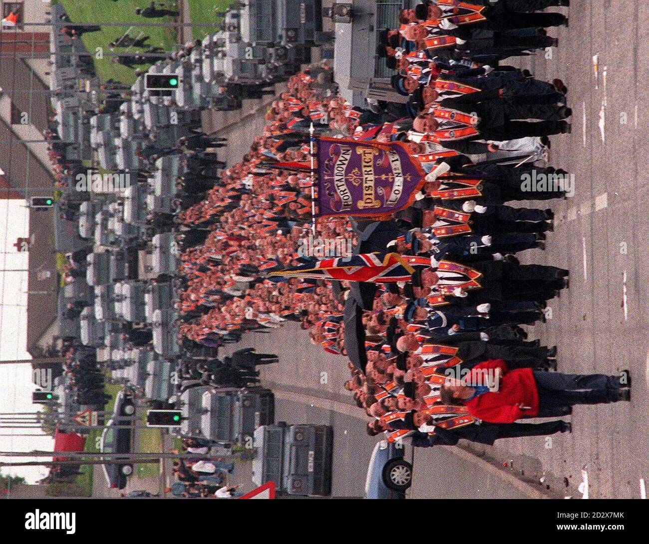 Orangemen marschieren auf der Garvachy Road in der Nähe von Portadown, schwer von RUC begleitet, nach Auseinandersetzungen mit katholischen Demonstranten heute (Donnerstag).Foto John Giles.PA. Siehe PA Story ULSTER March Stockfoto