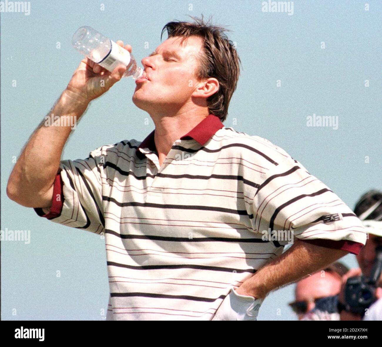 Ein durstiger Nick Faldo trinkt, während die Temperaturen am letzten Trainingstag (Mittwoch) im Royal Lytham & St Annes vor dem morgigen Start der British Open steigen. Von Adam Butler/PA. Stockfoto