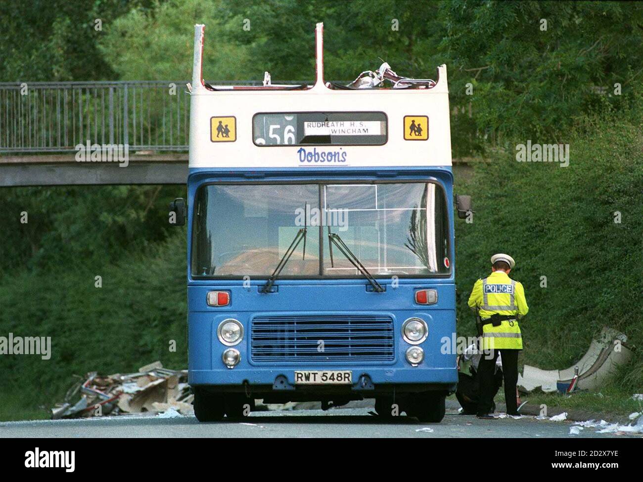 Die Polizei überprüft den Doppeldeckerschulbus, nachdem er versucht hatte, unter einer Brücke auf einer Busspur in Murdishaw, Runcorn, Cheshire zu fahren, die dafür zu niedrig war, und mindestens 40 Schüler, die ins Warrington General Hospital gebracht wurden, zu verletzen, stürzte und verletzte, gab es keine Todesfälle. Stockfoto