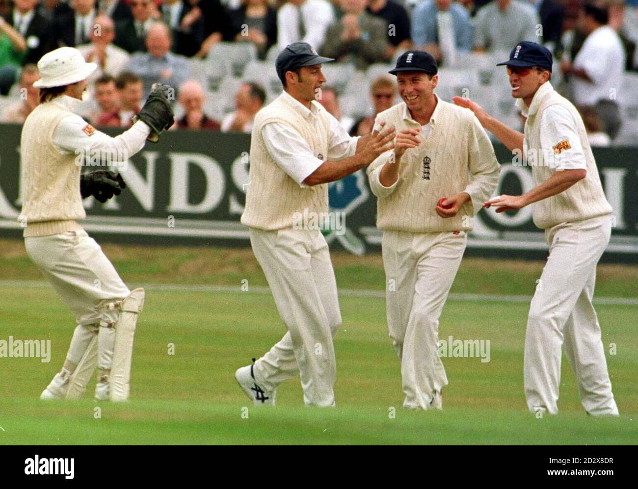 England gegen Pakistan; England Skipper Mike Atherton wird von seinen Teamkollegen gratuliert, nachdem er Saeed Anwar von der Bowling von Alan Mullally für 1 Lauf gefangen. PA Foto von Paul Barker. Stockfoto