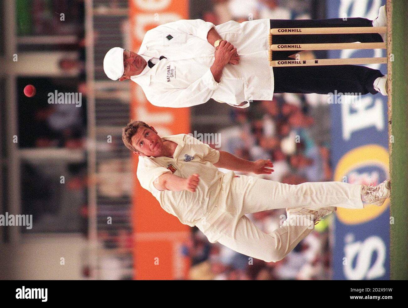 Robert Croft übergibt Salim Malik beim dritten Test gegen Pakistan, heute (Sonntag) beim Oval. Foto von David Cheskin/PA Stockfoto