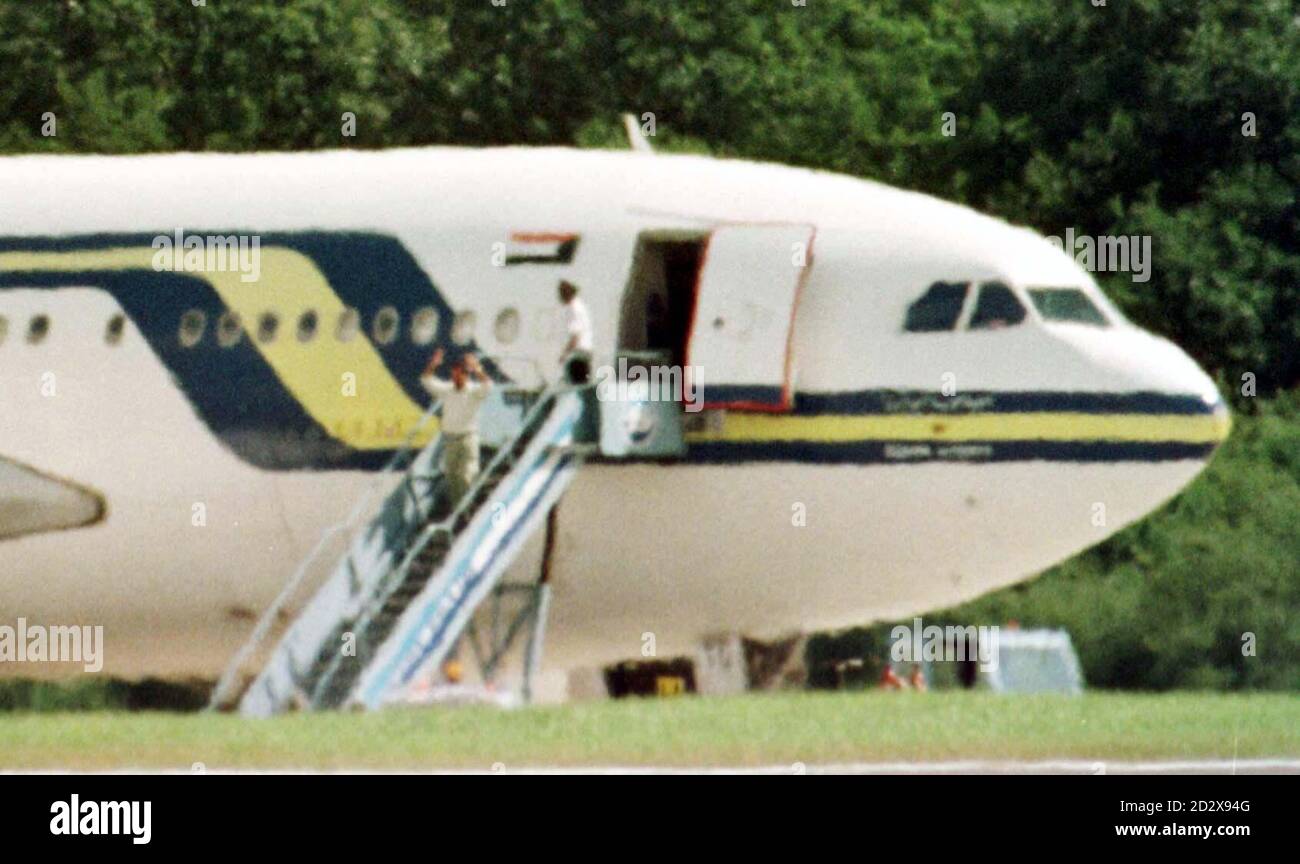 Passagiere verlassen den entführten Sudan Airways 310 airbus heute Morgen (Dienstag) am Flughafen Stansted. Siehe PA Geschichte HIJACK Stansted. Foto von Sean Dempsey. Stockfoto