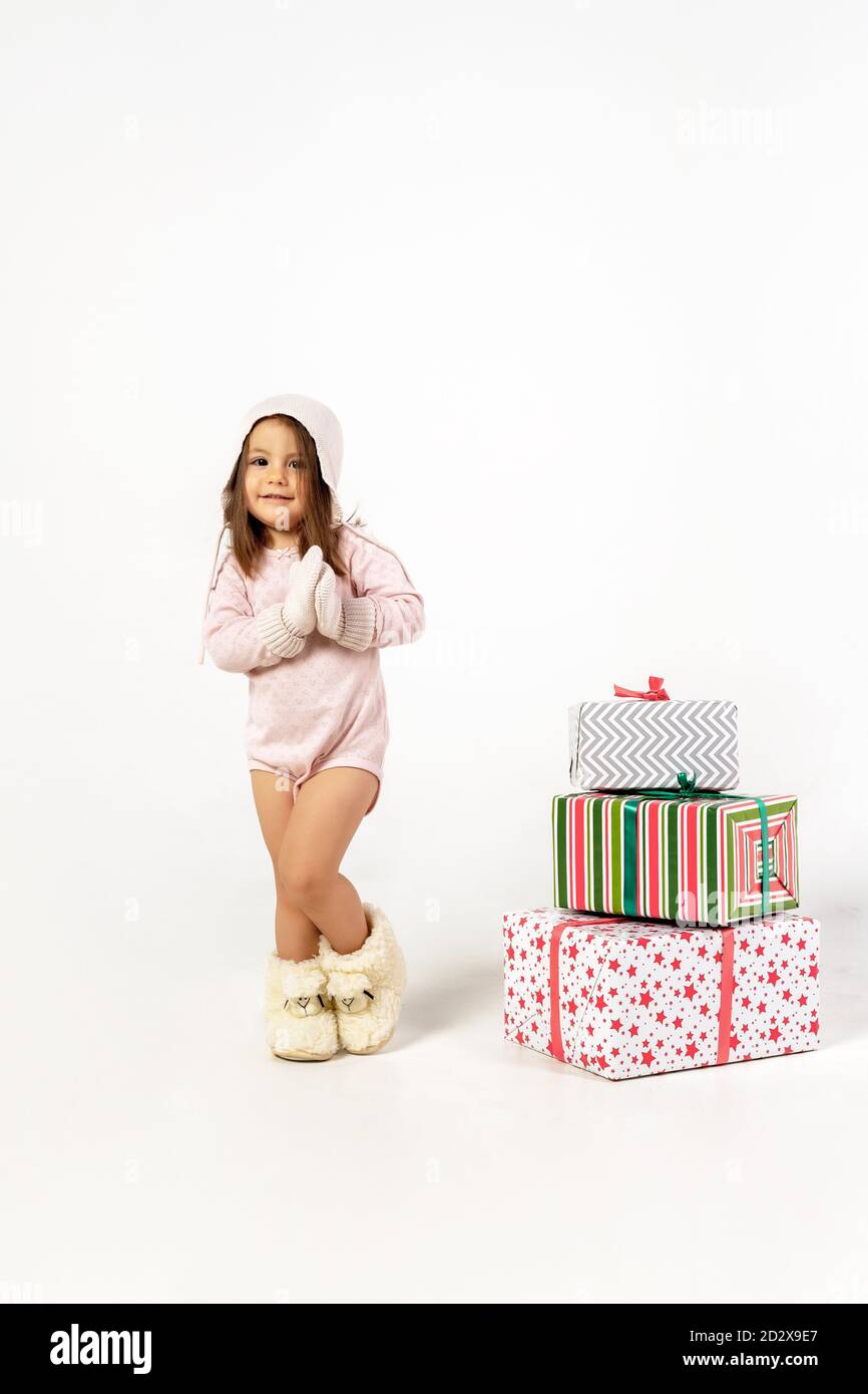 Ein kleines Mädchen ist glücklich mit Geschenken vom Weihnachtsmann. Das neue Jahr ist 2021. Jahr des Bullen. Stockfoto