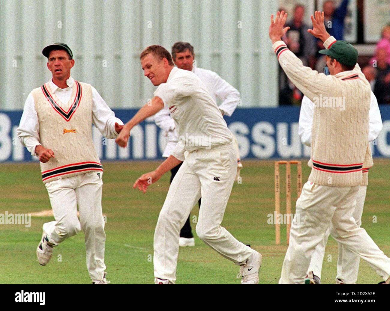 Leicestershires Alan Mullally (Mitte) schlägt die Luft, nachdem er Middlesex Mike Gatting am heutigen (Donnerstag) ersten Tag seines Britannic Assurance-Meisterschaftsspiel in Grace Rd. Leicester für 7 Läufe entlässt. BILD DAVID JONES/PA Stockfoto