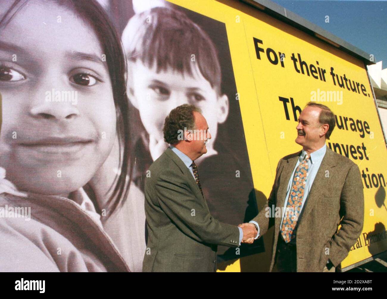 Schauspieler John Cleese (rechts) schüttelt sich die Hände mit Lord Richard Holme, dem Vorsitzenden des Wahlteams der Liberaldemokraten (links), nachdem er heute vor dem Brighton Conference Center (Weds) ein neues Kampagnenplakat enthüllte. Foto von Michael Stephens. Stockfoto