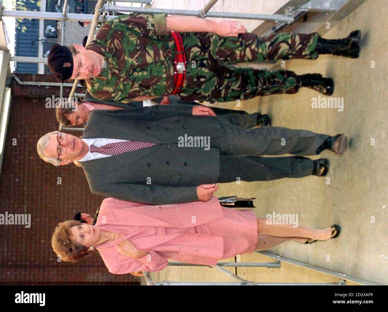 Premierminister John Major und seine Frau Norma werden vom Lagerkommandanten Oberst Peter Walker vor einem Besuch bei der 42 Survey Engineer Group in Hermitage, Newbury, begrüßt. Foto von Tim Ockenden/PA Stockfoto