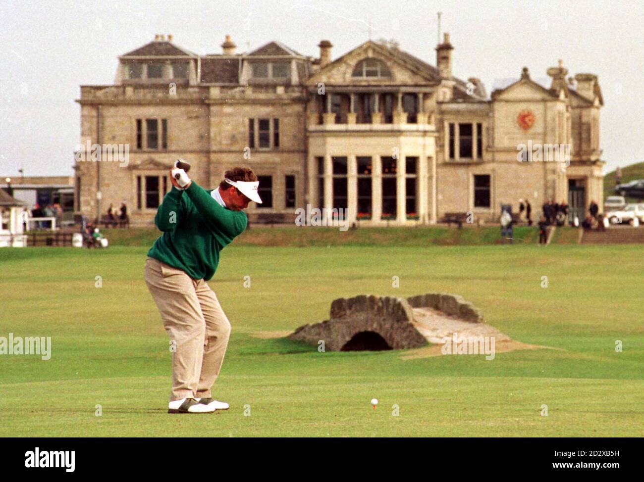 Darren Clarke von Irland, Abschläge am 18., während der ersten Runde des Dunhill Cup, in St. Andrews heute (Donnerstag). Foto von Chris Bacon/PA Stockfoto