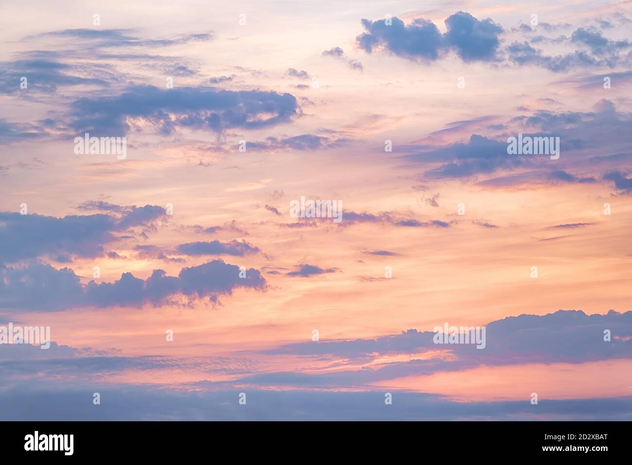 Pastellfarbener Himmel und Wolken bei Sonnenuntergang. Natürlicher Hintergrund Stockfoto