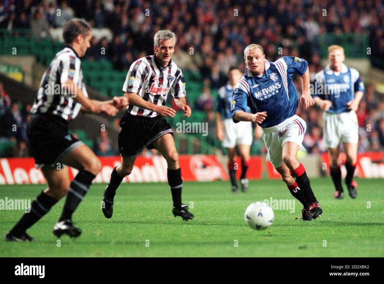 Ranger Paul Gascoigne bricht durch die Dunfermline Verteidigung während der Coca Cola Halbfinale in Parkhead, Glasgow heute Abend (Dienstag). Foto von Chris Bacon/PA Stockfoto