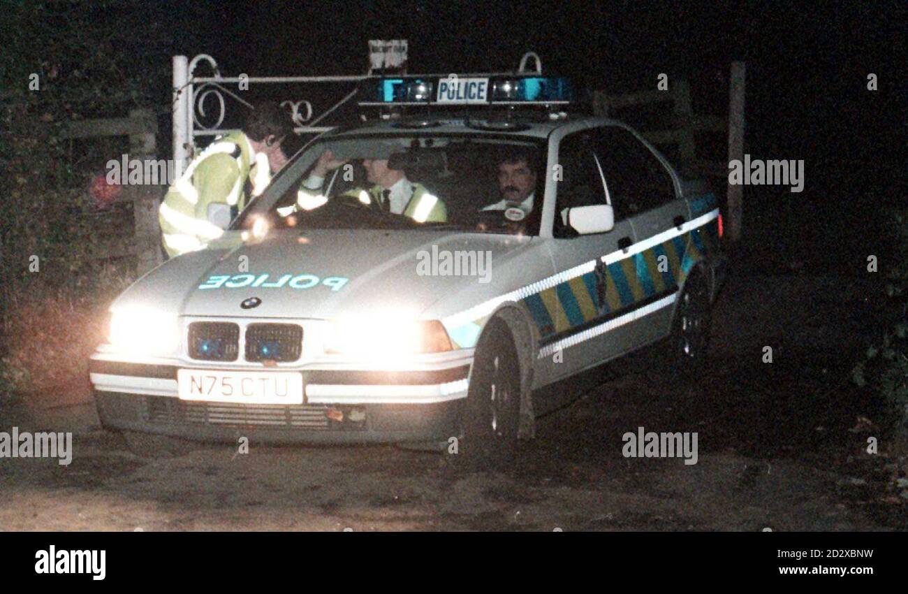 Die Cheshire Police versiegelt die Farm mitten im Hubschrauber-Crash der letzten Nacht, bei dem fünf Menschen ums Leben kamen. Es wird vermutet, dass die Opfer Chelsea Fußballfans gewesen sein könnten, die von einem Pokalspiel gegen Bolton zurückflogen, obwohl die Polizei sich weigerte, über die Identitäten zu spekulieren, bis die Leichen besser identifiziert werden konnten. Siehe PA Story AIR Helicopter/Pic Dave Kendall/PA. Stockfoto