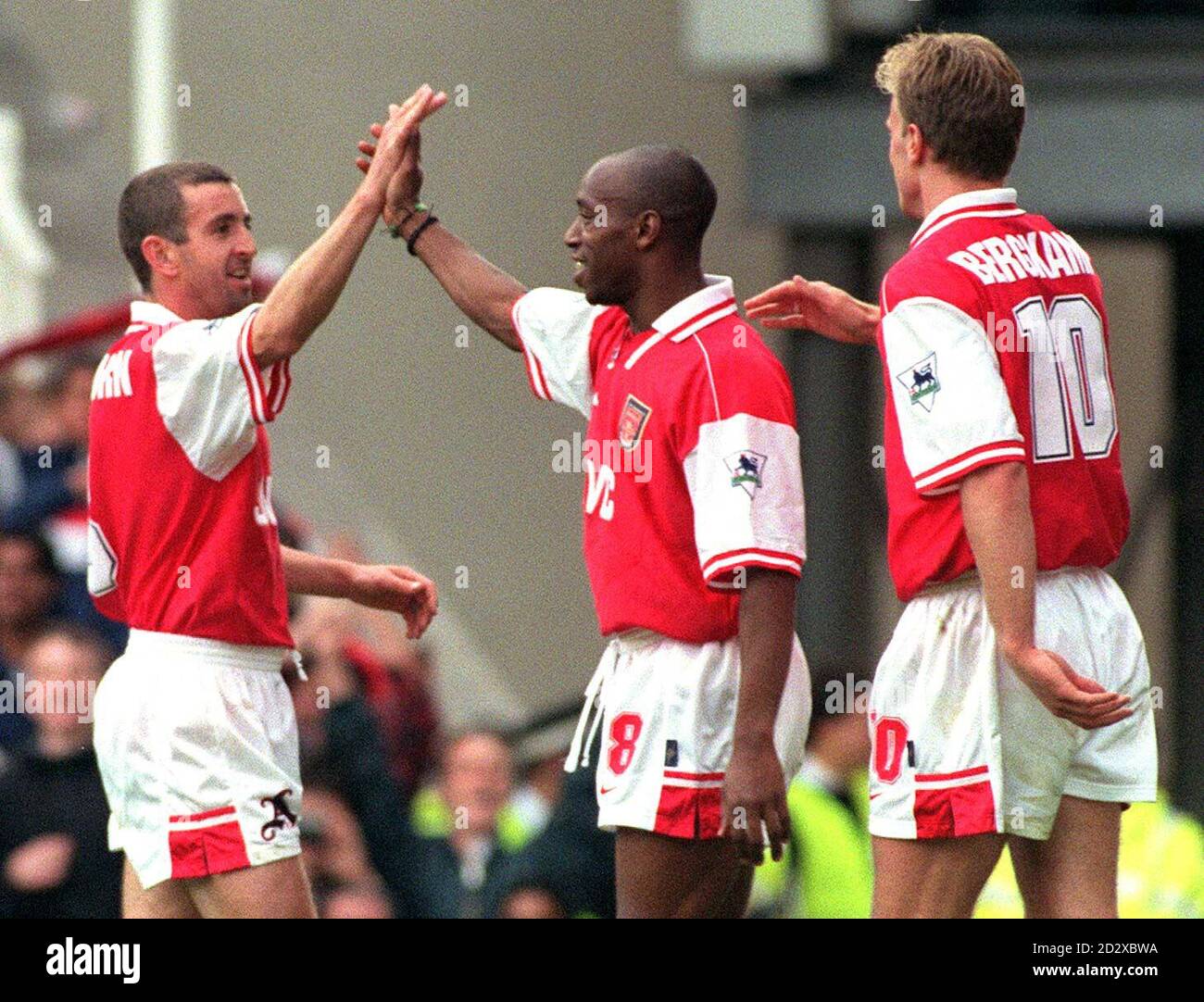 Nigel Winterburn (letf) und Dennis Bergkamp (rechts) gratulieren Ian Wright, nachdem er am heutigen Nachmittag (Samstag) Arsenals drittes Tor gegen Leeds in Highbury erzielt hatte. Foto von Christine Boyd/PA. Stockfoto Nigel Winterburn (letf) und Dennis Bergkamp (rechts) gratulieren Ian Wright, nachdem er am heutigen Nachmittag (Samstag) Arsenals drittes Tor gegen Leeds in Highbury erzielt hatte. Foto von Christine Boyd/PA. Stockfoto