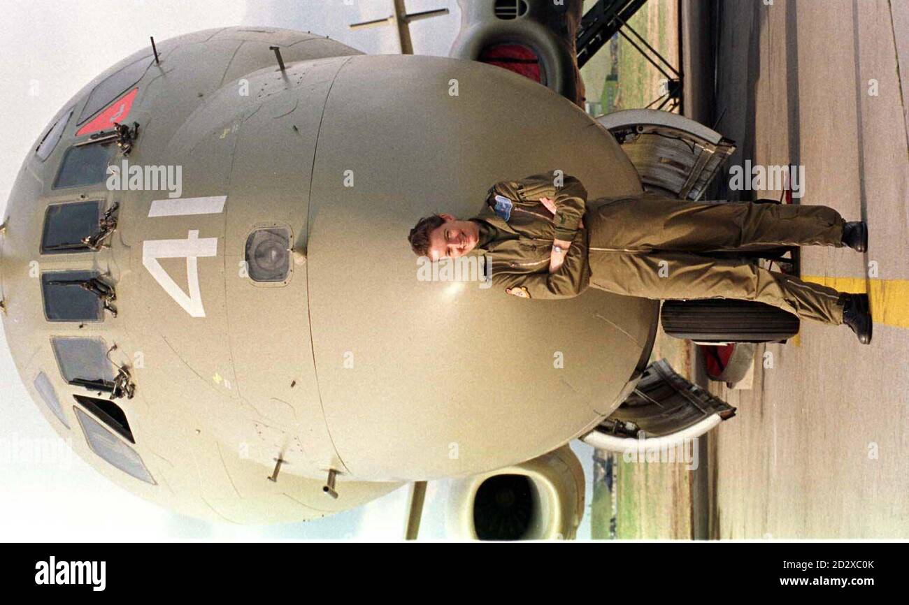 Flt. LT Sarah Heycock die ersten Frauen, die das maritime Patrouillenflugzeug der RAF, die Nimrod, zum Kapitän wurden. Sie hat ihre Aufgaben bei 206 Squadron bei RAF Kinloss in Morayshire übernommen. Foto von Chris Bacon/PA. Stockfoto