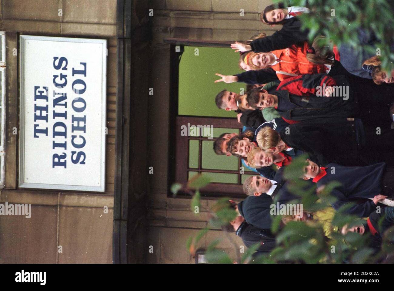 Schüler versammeln sich auf den Stufen der Ridings School in Halifax. Ein neuer Lehrer würde in den nächsten Wochen die Leitung der unruhigen Ritschschule übernehmen, stellte sich heraus. Es wurde erwartet, dass der neue Leiter die entscheidende Führung übernehmen würde, um die Krise zu lösen, die dazu führte, dass Lehrer drohten zu streiken, es sei denn, 60 Schüler - einer von 10 auf den Rollen wurde ausgewiesen. 31/10/96 zwei Lehrer wurden an der Schule angegriffen - eine, eine Frau, sexuell - in einer dramatischen Entwicklung, die zur Schließung der krisengeschüttelten Schule führte. 17/8/03: Das umfassende, das einst die berüchtigtsten in England war, gehört zu denen, die wi Stockfoto