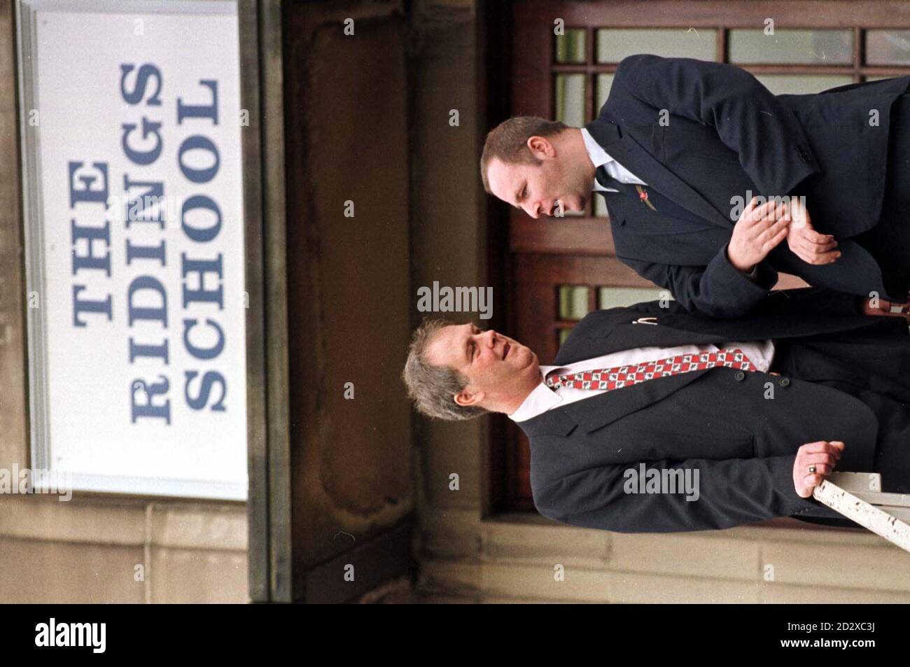 Der Bildungsdirektor Ian Jennings (l) und der Vorsitzende des Bildungsausschusses Michael Higgins diskutieren die aktuelle Krise an der Ridings School, Halifax, wo Lehrer mit Arbeitskampfmaßnahmen drohen, wenn nicht 60 Schüler ausgeschlossen werden - 1 von 10 der Schulrota. Foto von John Giles/PA Stockfoto