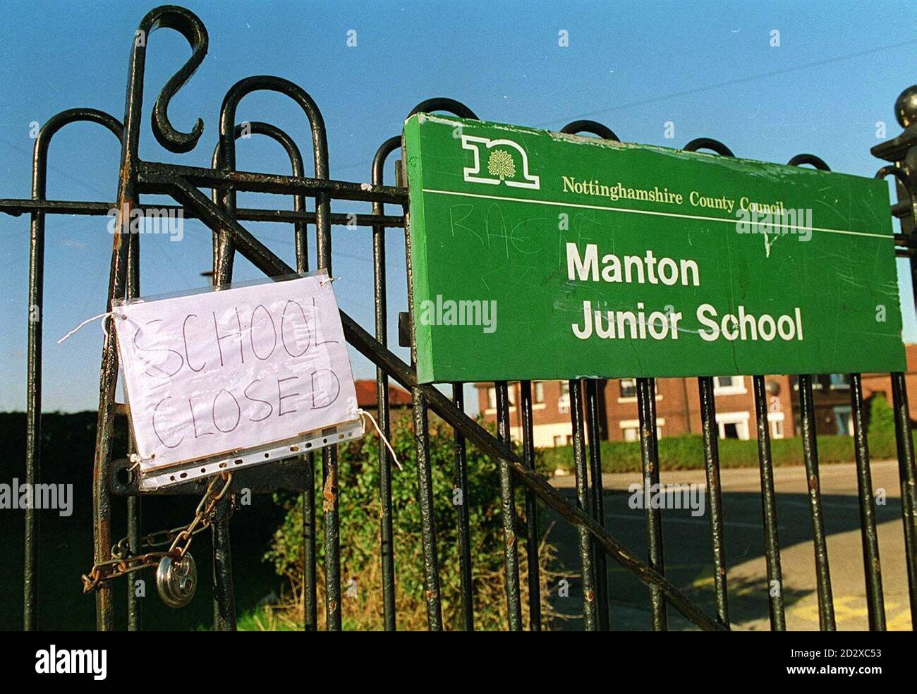 Schule ist weg! Das Zeichen sagt alles, wie die Reihe über die Ausbildung von angeblichen disruptiven Schüler Matthew Wilson gelang es, seine Schule zu schließen heute (Dienstag). Der Schulleiter der Manton Junior School in Worksop, Notts. Weigerte sich, die Schule zu eröffnen, da Matthew weiterhin anwesend war, der als Bedrohung für die "Gesundheit und Sicherheit von Schülern und Mitarbeitern" beschrieben wurde. Siehe PA Story EDUCATION Boy/von David Jones/PA. Stockfoto