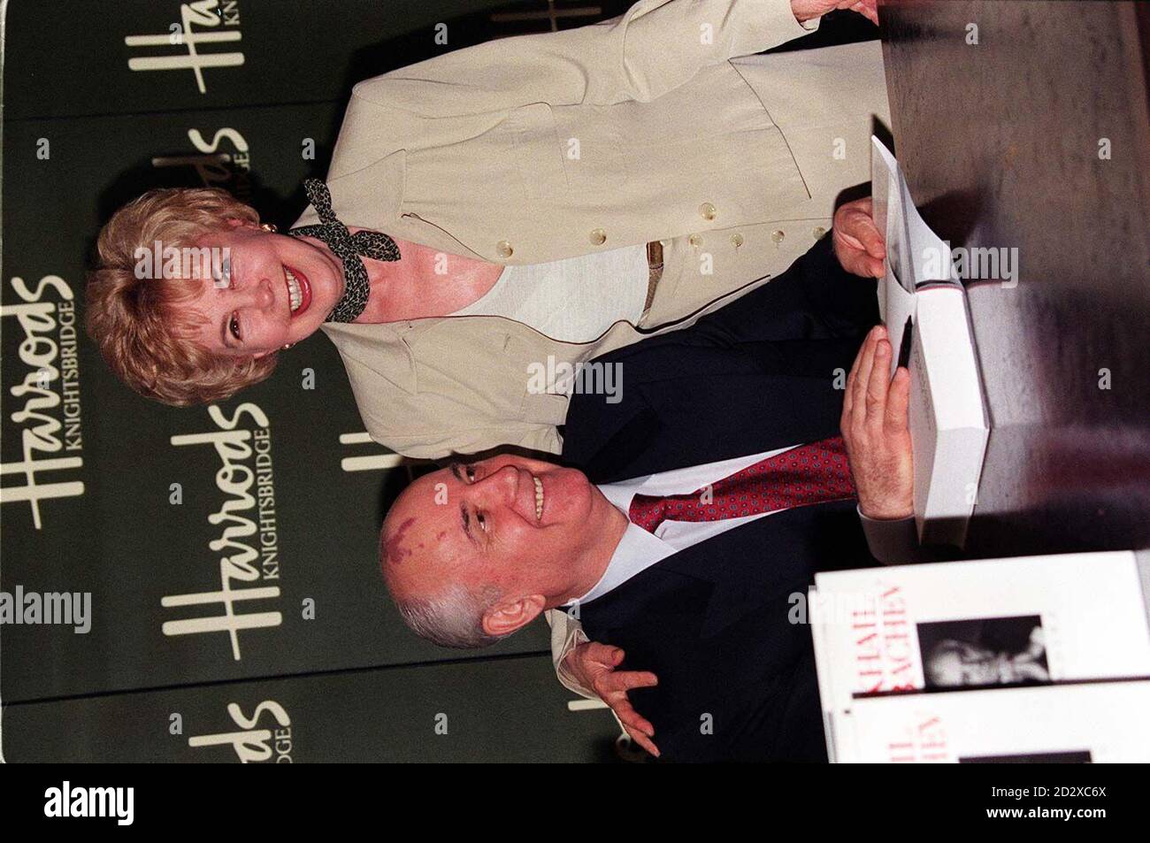 Der ehemalige sowjetische Präsident Michail Gorbatschow und seine Frau Raisa. * 20/9/99: Eine russische Nachrichtenagentur hat berichtet, dass Raisa an Leukämie gestorben ist. Stockfoto