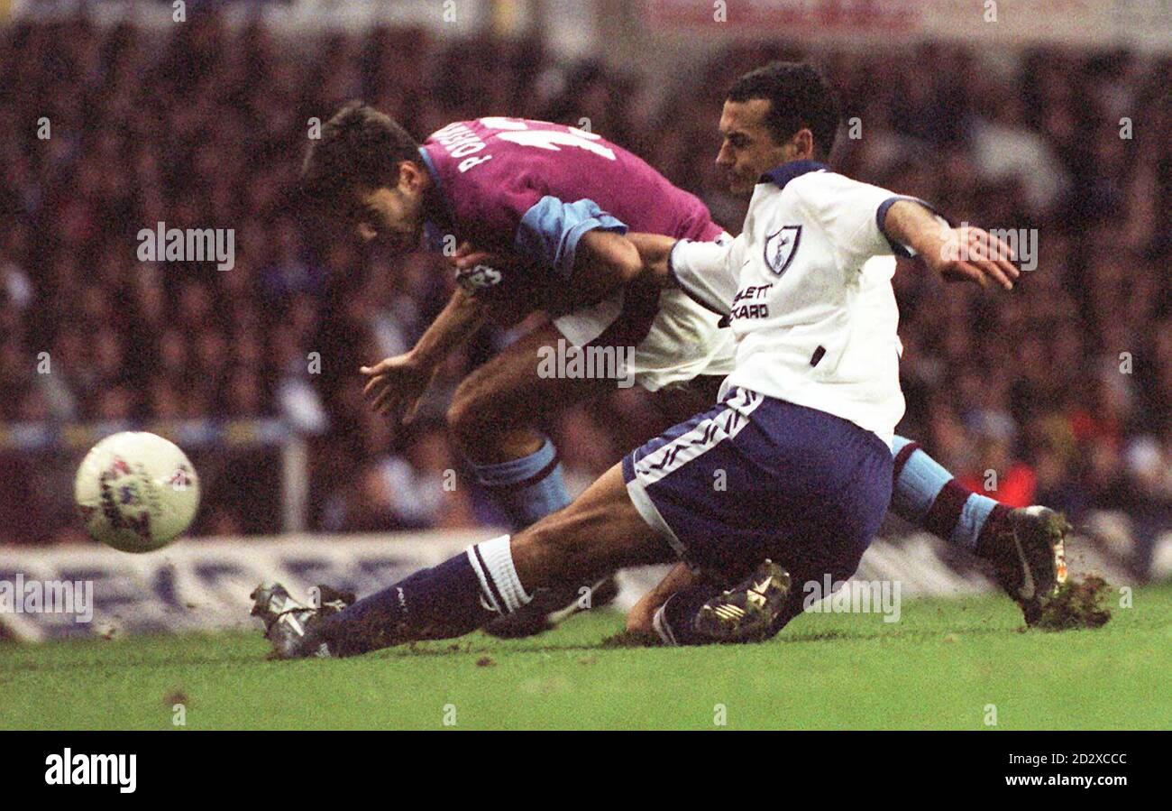 West Ham's Hugo Porfirio (links) und Tottenham Hotspur's Colin Calderwood in einem Mittelfeld-Spielball für den Ball während ihres Premiership-Spiels in der White Hart Lane heute Nachmittag (Samstag). Foto von Fiona Hanson/PA. Stockfoto