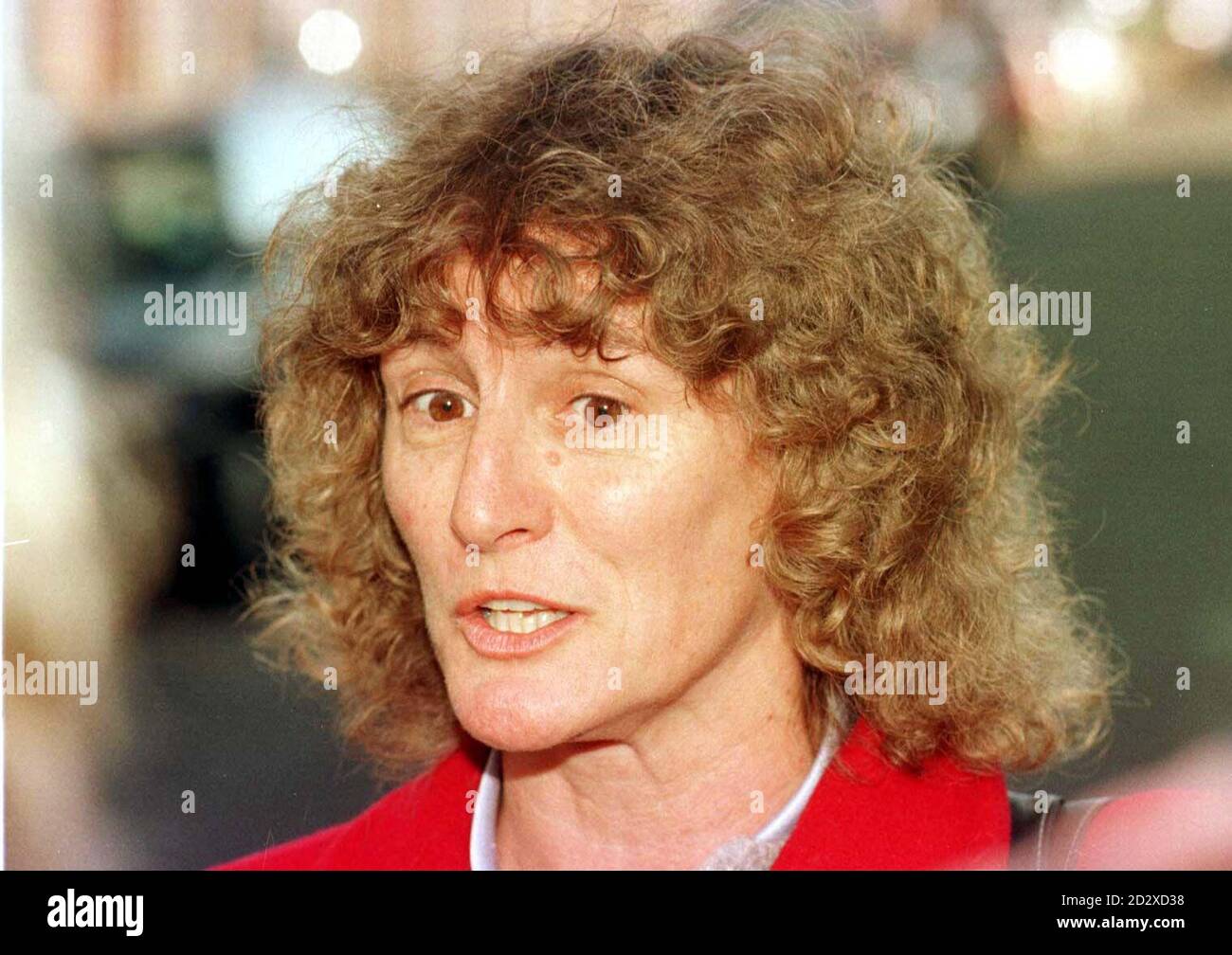 Lehrer Brenda Davies kommt heute (Donnerstag) zu einer Disziplinaranhörung an der Tennyson Primary School, Luton, Beds. Frau Davies erhielt bei der Anhörung eine letzte schriftliche Mahnung, nachdem sie einem fünf Jahre alten Mobbing-Opfer mit einem Herrscher auf die Hand zuschlug. 26/02/97: Es wurde bekannt gegeben, dass Davies, 49, ihren Posten zurückgetreten hat. Stockfoto