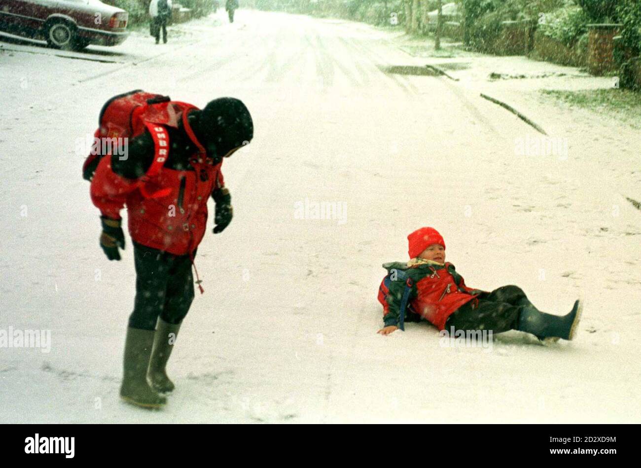 Die Kinder rutschen und rutschen in die Schule, während der Schnee heute Morgen (Dienstag) Bramhall, Stockport und Cheshire trifft. Bild von Malcolm Croft. Siehe PA Story WETTER Schnee. Stockfoto