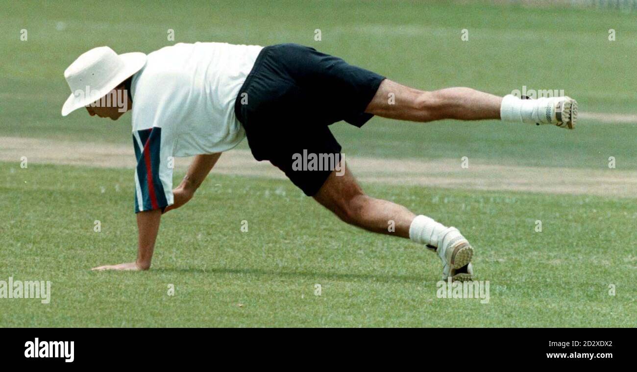 England-Teamtrainer David Lloyd wacklt bei einem Cricket-Übungsspiel mit der England Tour Party in Harare, Simbabwe, wo sie morgen ihr erstes Spiel spielen (Sa: 30/11/96). Bild Dvid Giles/PA Stockfoto