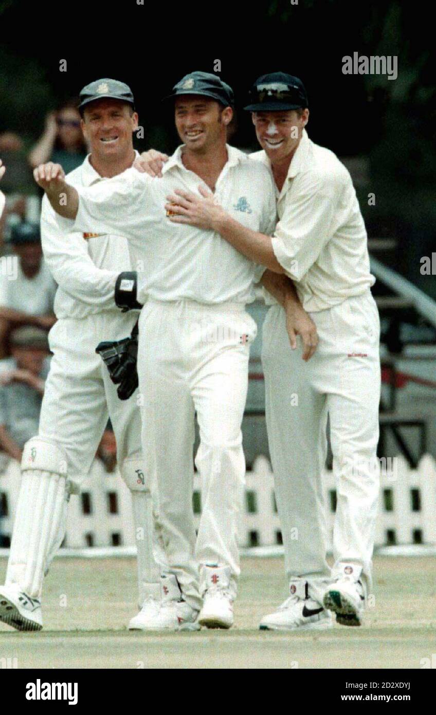 Nasser Hussain (Mitte) feiert mit Alec Stewart und Nick Knight (rechts) das zweite District-Team-Wicket in Englands erstem Spiel ihrer Simbabwe-Tour. Bild David Giles/PA Stockfoto