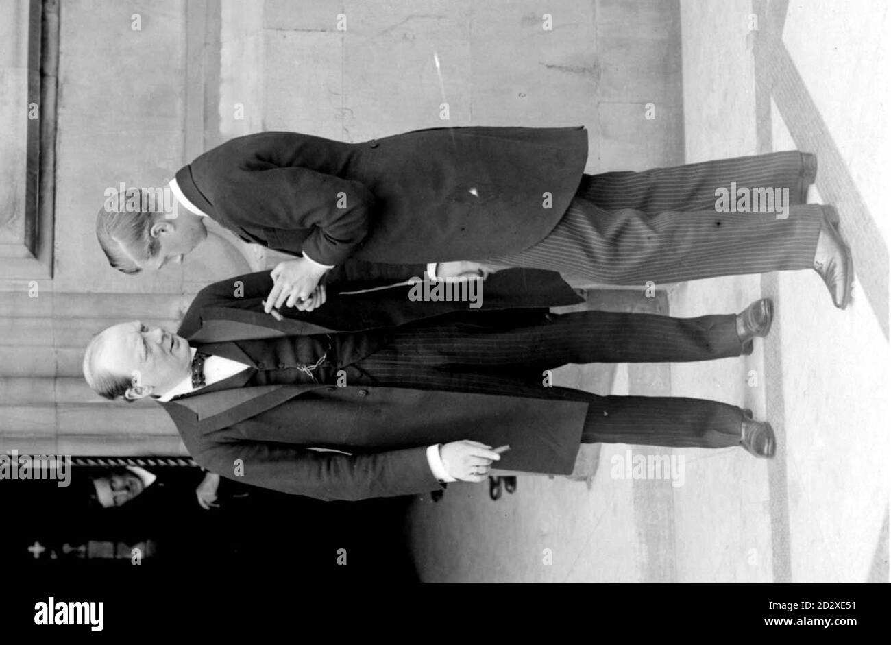 Edward, der Prinz von Wales, trifft Winston Churchill 1919 im Unterhaus. Die Sorge des Kriegsministers Winston Churchill, der Herzog von Windsor (Edward) habe sich offen mit den Pro-Nazis verbochen, zeigt sich deutlich in den heute (Dienstag) öffentlich zugänglichen, lang geheimen Dokumenten. Stockfoto