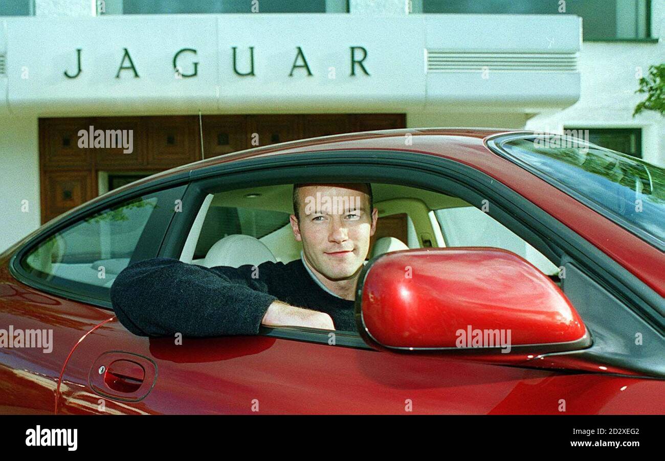 Newcastle United Stürmer und England Skipper Alan Shearer holt seinen neuen Jaguar XK8 aus der Browns Lane, Coventry Werk. Stockfoto