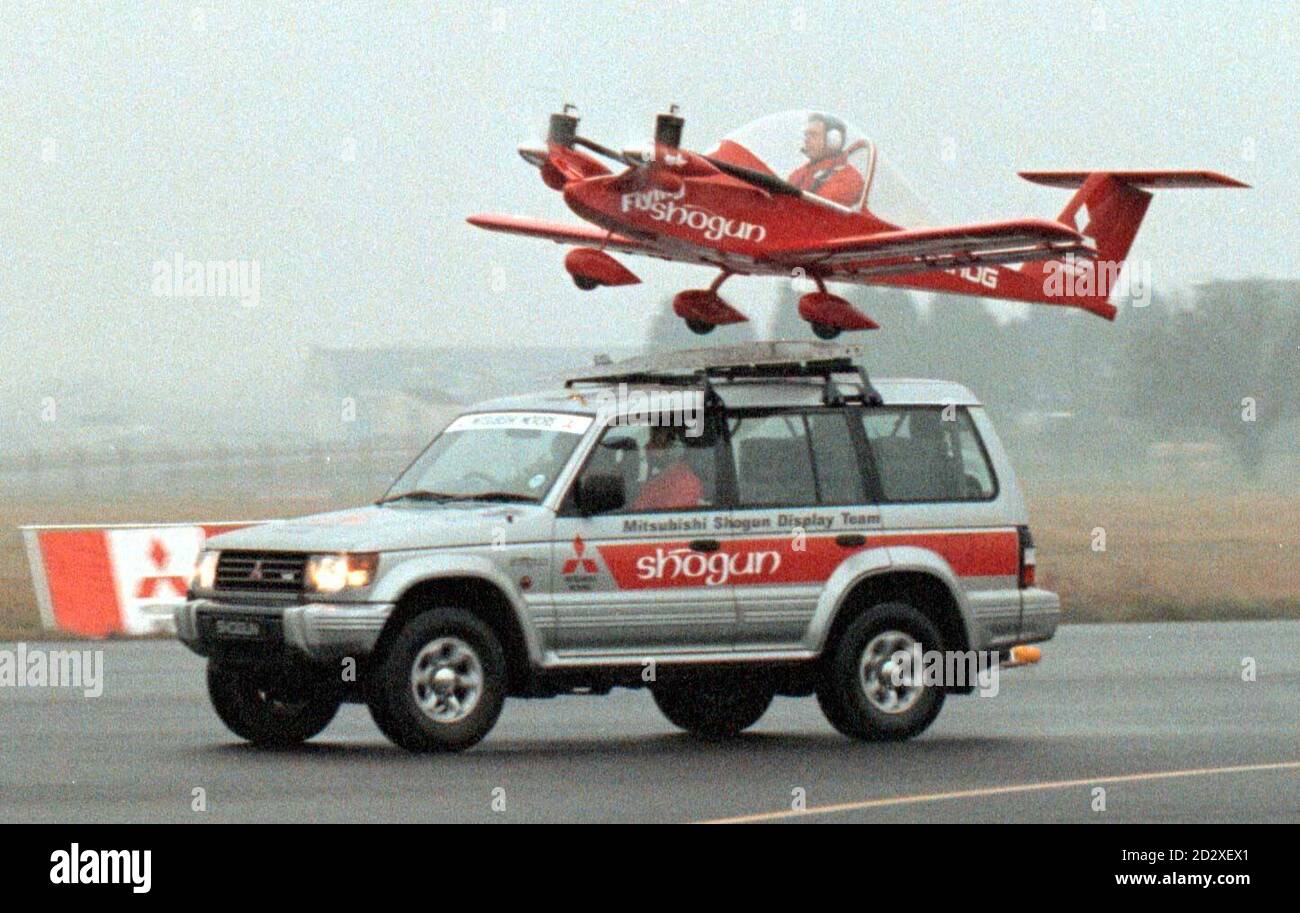 Der Stuntpilot Tim Senior von Bishops Stortford hebt heute (Dienstag) vom Dach eines Mitsubishi Shogun bei RAF Kemble in der Nähe von Cirencester, Gloucestershire ab. Foto Barry Batchelor/PA Stockfoto