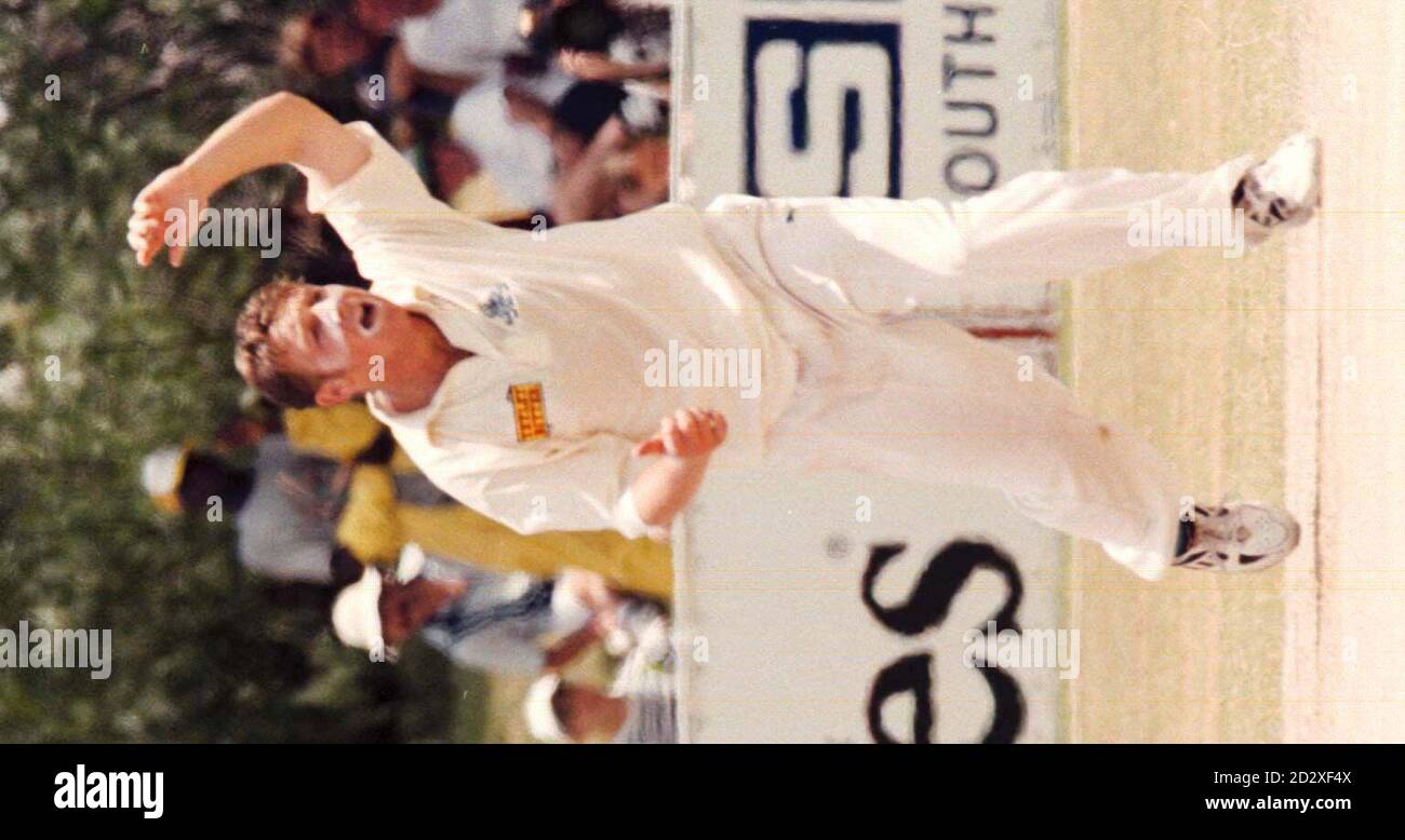 England-Spinner Robert Croft appelliert gegen Simbabwes Andy Waller am letzten Tag des ersten Tests im Queen's Club in Bulawayo. Bild David Giles/PA. Stockfoto