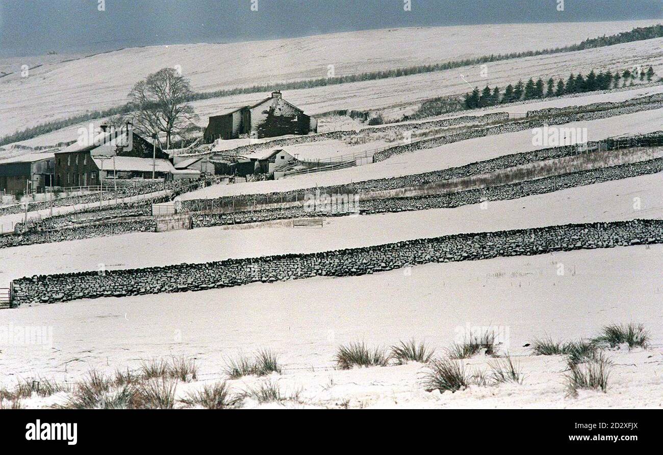 Nach Tagen der Isolation und des eiskalten Wetters stehen die Bauerngemeinden der Yorkshire Dales vor mehreren weiteren mit der Prognose für weitere Schneefälle und kältere Temperaturen, die keine Hoffnung auf eine Verbesserung ihrer düsteren Winteraussichten heute (Donnerstag) bieten. Foto John Giles.PA. Stockfoto