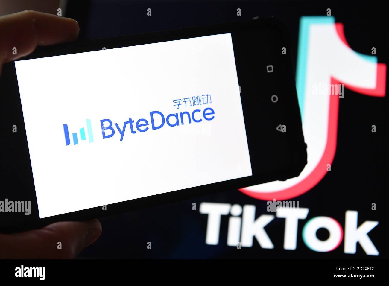 TikTok- und Bytedance-Logos auf Bildschirmen in London, Großbritannien. Stockfoto