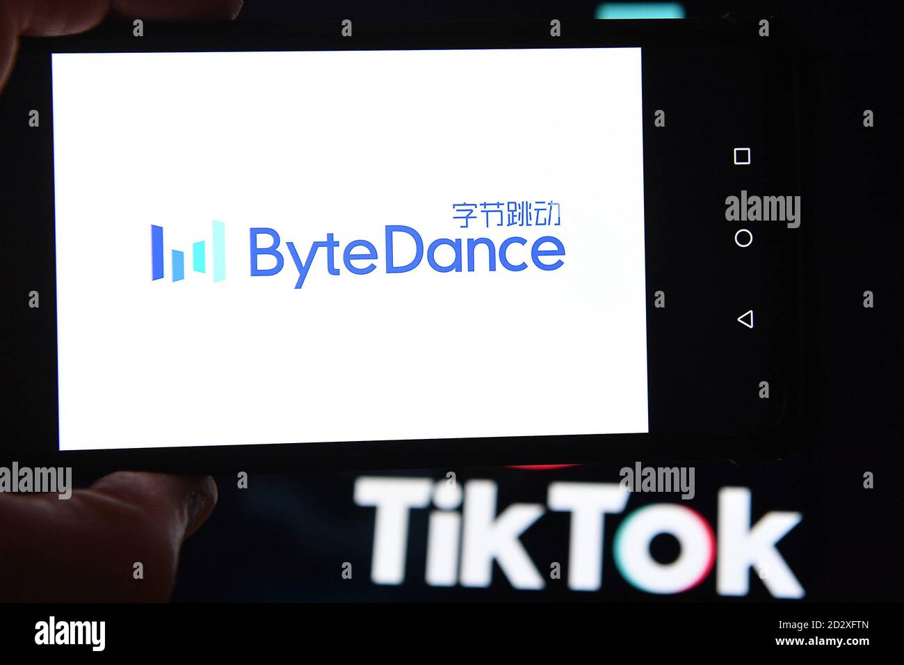 TikTok- und Bytedance-Logos auf Bildschirmen in London, Großbritannien. Stockfoto