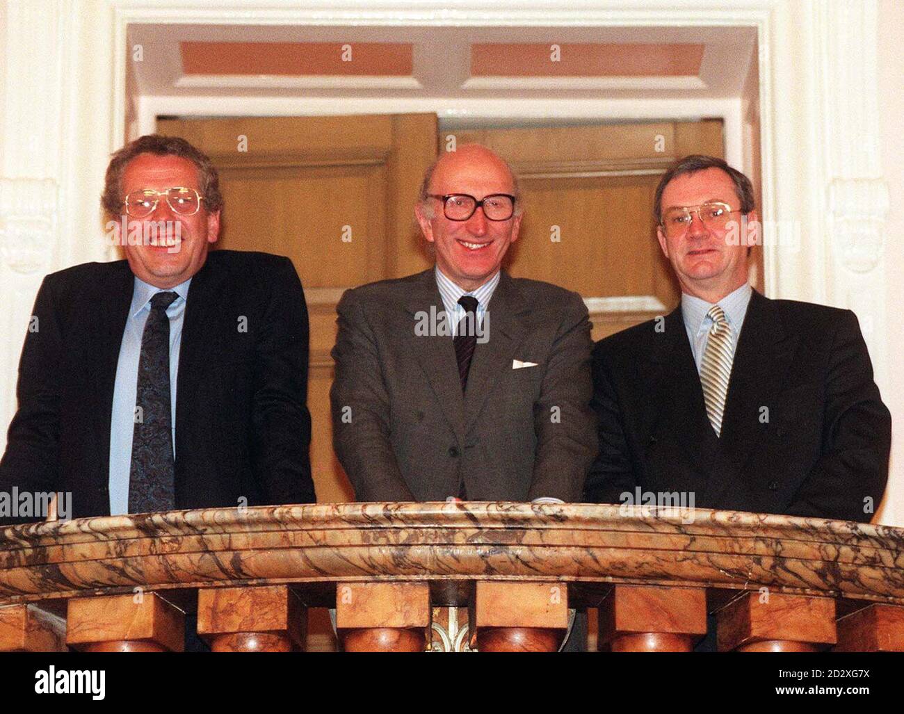 (l/r) Paul Bradshaw, Stellvertretender Geschäftsführer, Scottish freundschaftlich, Sandy Stewart, Vorsitzender, Und Roy Nicholson, Managing Director, heute (Donnerstag) in London, um die Pläne der Versicherungsgesellschaft für einen zweistufigen Prozess zu enthüllen, der innerhalb von drei bis fünf Jahren zu einem Börsengang an der Börse führt. Siehe PA Story CITY amicable. Foto von Sean Dempsey. Stockfoto