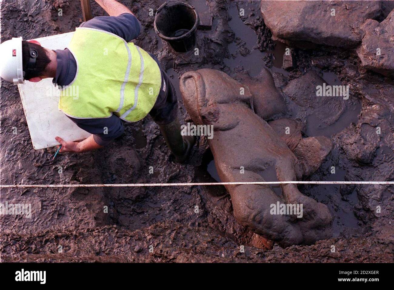 Die 1,5m hohe Sandsteinskulptur einer Löwin, die einen Mann verschlingt, eines der schönsten römischen Reliquien Großbritanniens, nachdem sie heute (Montag) aus dem Schlamm, der sie seit etwa 1,800 Jahren umhüllt und geschützt hat, am Ufer des Flusses Almond in Cramond, nahe Edinburgh, befreit wurde. Siehe PA Story SOCIAL Roman. Stockfoto