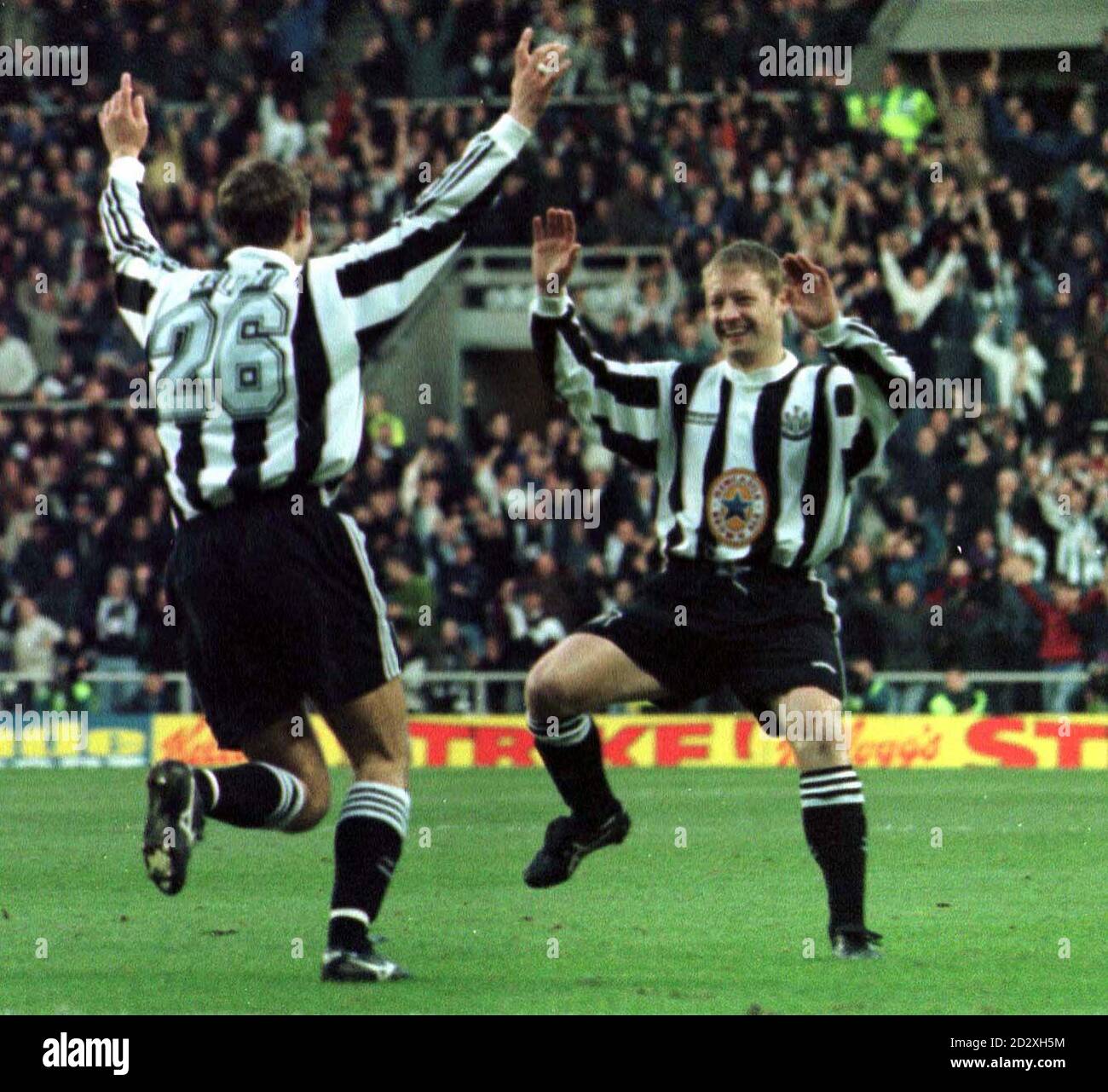 Der Newcastle Robbie Elliott (26) läuft gegen David Batty, als er sein frühes Tor feiert, das seine Mannschaft im Premiership-Spiel am heutigen Nachmittag (Sonntag) gegen Leicester aufstellte. Foto Owen Humphreys/PA Stockfoto