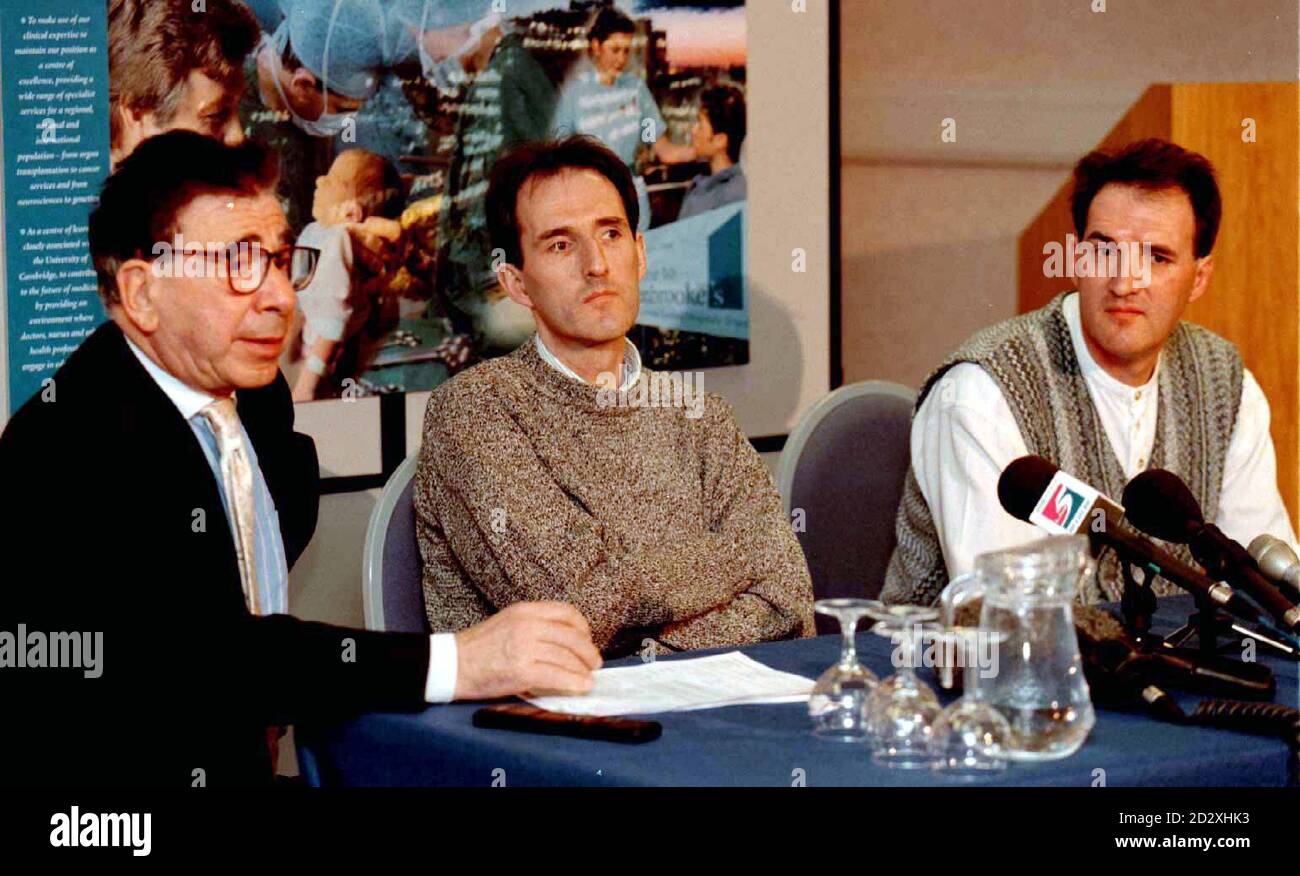 Der Transplantationspionier Sir Roy Calne (links), mit den Brüdern Phillip (Mitte) und Peter Jones, beide aus Totton, nahe Southampton, Hants, während der heutigen (Dienstag) Pressekonferenz im Addenbrooke's Hospital, Cambridge. Peter, ein 40-jähriger Zimmermann rettete das Leben seines schwer kranken, identischen Dreifachbruders Phillip, indem er einen Teil seines Magens spendete, im September im Krankenhaus, wurde es heute enthüllt. Siehe PA Story HEALTH Triplet. Stockfoto