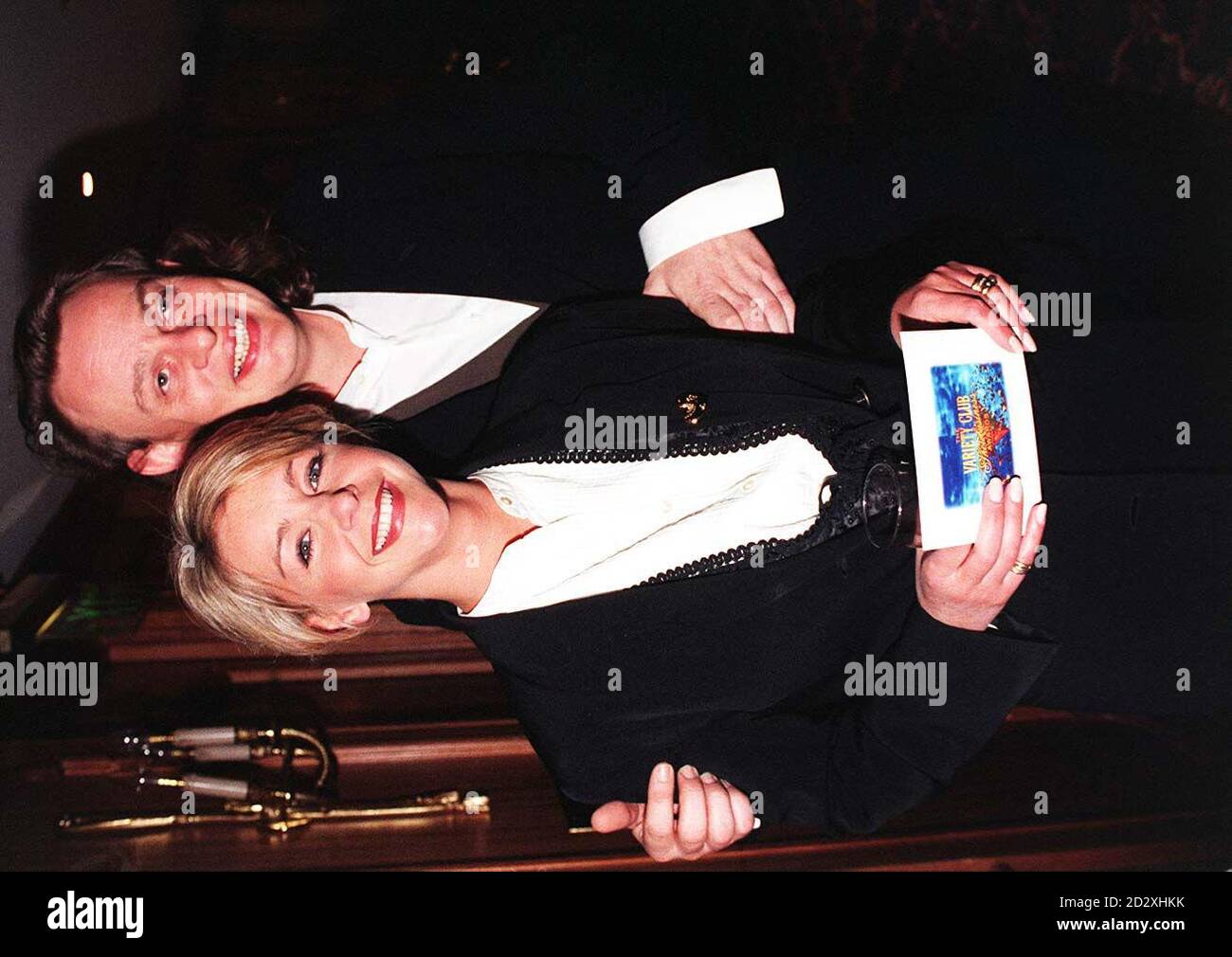 Leslie Ash und Martin Clunes, die sich schlecht benehmen, waren heute bei den Variety Club Awards in London (Di), wo die gesamte Besetzung des BBC-TV-Comedy-Programms zur BBC TV Personalities of 1996 gewählt wurde. Siehe PA Story SHOWBIZ Awards. Foto von David Cheskin. Stockfoto