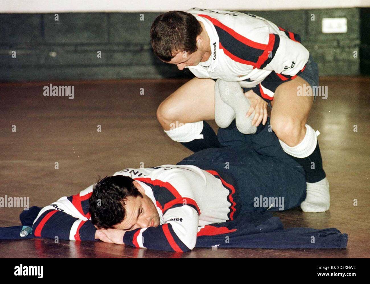 Der ehemalige England Captain will Carling (liegend), erwärmt sich mit Austin Healey, bevor er heute Nachmittag (Freitag) in Dublin trainiert. England steht Irland morgen bei der Five Nations Championship auf der Lansdown Road gegenüber. Foto von Adam Butler/PA Stockfoto