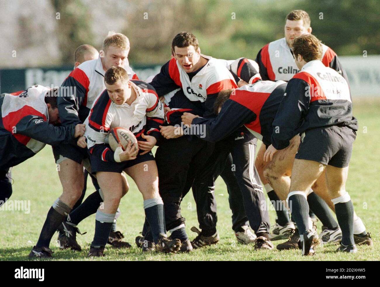 Die Engländer Mark Regan (mit Ball) und Martin Johnson (Mitte) mit dem Rest des Rudes während des Trainings in Dublin heute Nachmittag (Freitag), vor morgen, wenn sie Irland in der Five Nations Championship in Lansdown Road spielen. Foto von Adam Butler/PA Stockfoto