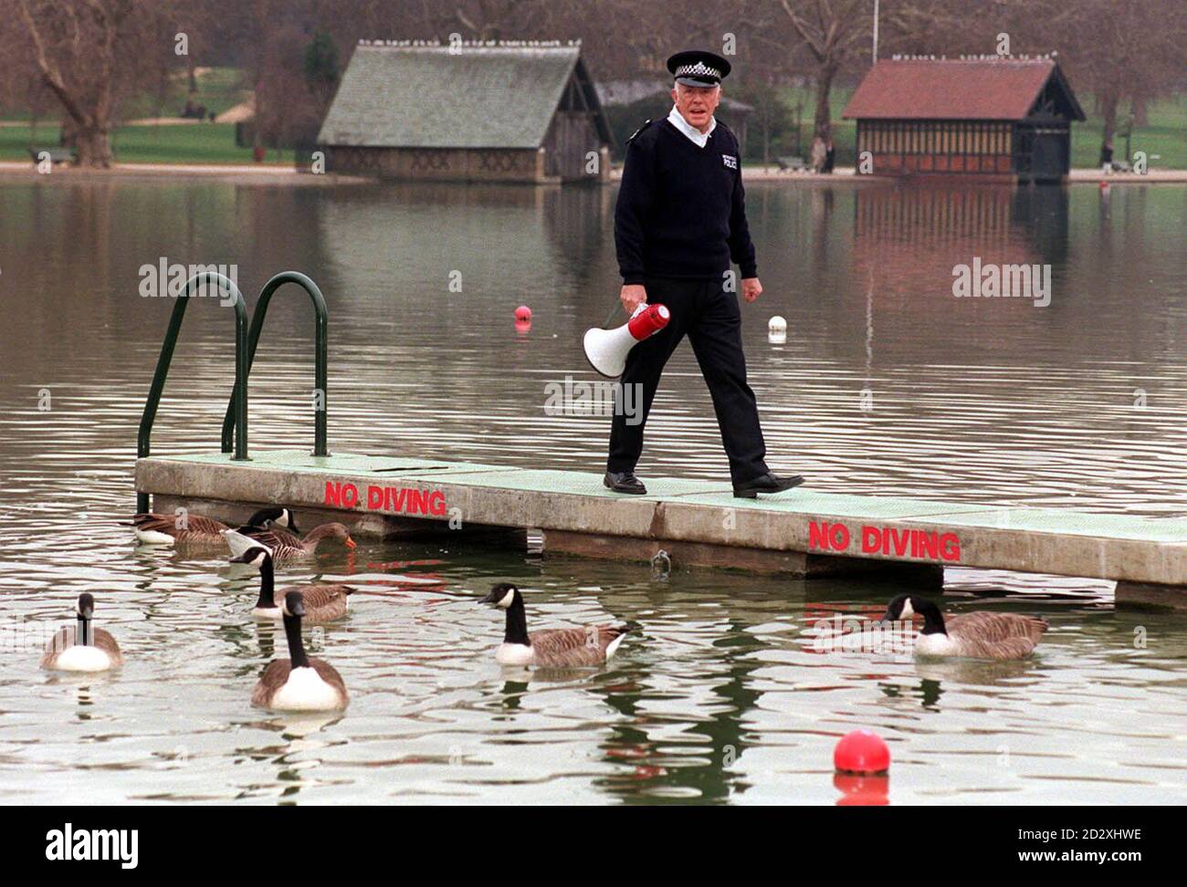 Schauspieler Richard Wilson während einer Fotoserie in London heute (Freitag), um für seine neue Fernsehserie Duck Patrol zu werben. Wilson spielt als Flusspolizist und die Dreharbeiten sollen im Frühjahr beginnen. Foto von Fiona Hanson/PA. Sehen Sie sich die PA-Geschichte an. Stockfoto