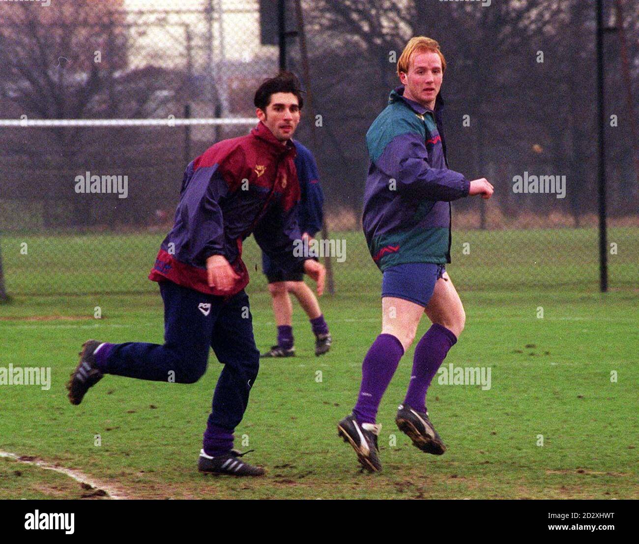 John Hartson und Paul Kitson (links), die Neuverpflichtungen von West Ham, während des Trainings heute (Freitag), bevor ihre Debüts bei Derby morgen nach ihren jüngsten Transfers zum Aufsteiger-Manager Harry Redknapp die Abstiegsbedrohung bedrohte Seite. Hartson beendete heute (Freitag) seinen 5 Millionen Rekordumzug von Arsenal nach West Ham, während Kitson vor 10 Tagen in einem 2.3 Millionen-Umzug von Newcastle wechselte. Siehe PA Story Soccer West Ham. Foto von Sam Pearce. Stockfoto