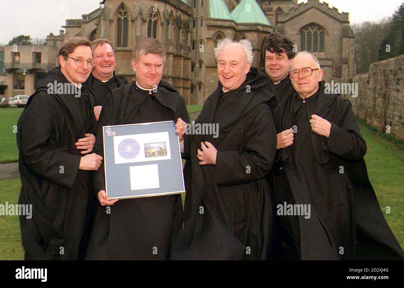 Eine Gemeinschaft von Mönchen in Downside Abbey, Somerset, feierte heute ihren Silbererfolg, ihr erstes Album, das mehr als 60,000 Exemplare in Großbritannien verkaufte, wurde angekündigt, es weltweit zu veröffentlichen. Und sie bereiten sich darauf vor, ein zweites Album ihrer himmlischen Harmonien aufzunehmen. (l/R vorne) Dom. Avoistine Clarke, Dom. Boniface Hill, Dom. Philip Jebb, Dom. Eric Phiips. (L/R hintere Reihe) Dom. Antony Sutch und Dom Aiden Deccenger. Siehe PA Story FREIZEIT Mönche. PA-Fotos. Stockfoto