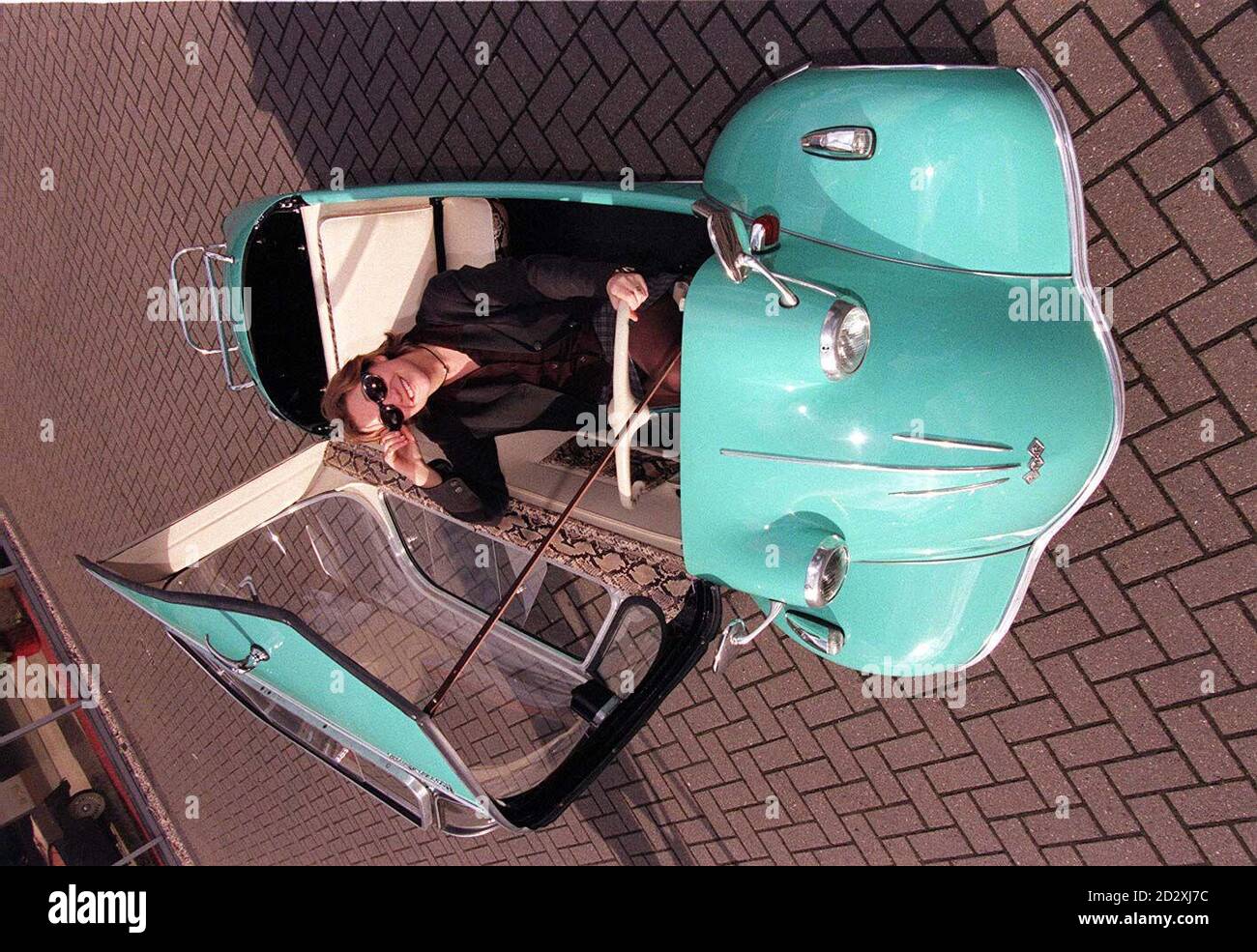 Catherine Fenston von Christies in dem 1961 Messerschmitt KR 200 'Bubble Top' Auto in London heute (Donnerstag), die hofft, 6,000-8,000 bei Christie's in London am 6. März zu holen. Siehe PA Story SALE Bubble. Foto von Fiona Hanson. Stockfoto