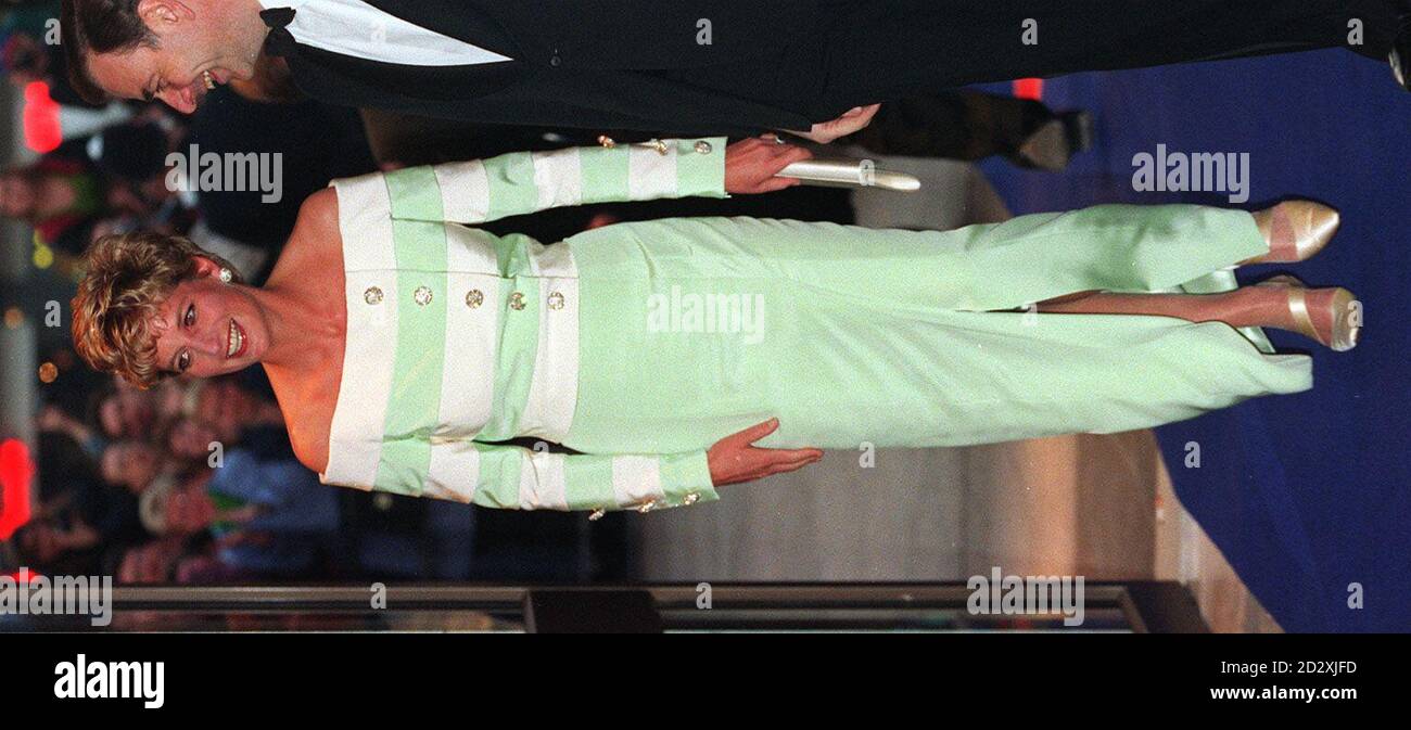 Diana's Kleider: Diana, Prinzessin von Wales, trägt ein langärmeliges Abendkleid aus Pfefferminzgrüner Seide von Catherine Walker, mit breiten horizontalen Streifen über dem Mieder und den Ärmeln, bei der Premiere von 'Accidental Hero' in London 1993. Das Kleid ist Teil einer Kollektion von 80 Ballkleider der Prinzessin, die im Juni bei Christie's unter den Hammer gehen wird. Die Wohltätigkeitsauktion, die angeblich die Idee ihres älteren Sohnes, Prinz William, sein soll, wird am 25. Juni in New York stattfinden.der Erlös geht an den Royal Marsden Hosptial Cancer Fund und den AIDS Crisis Trust. PA. SIEHE PA STORY Stockfoto
