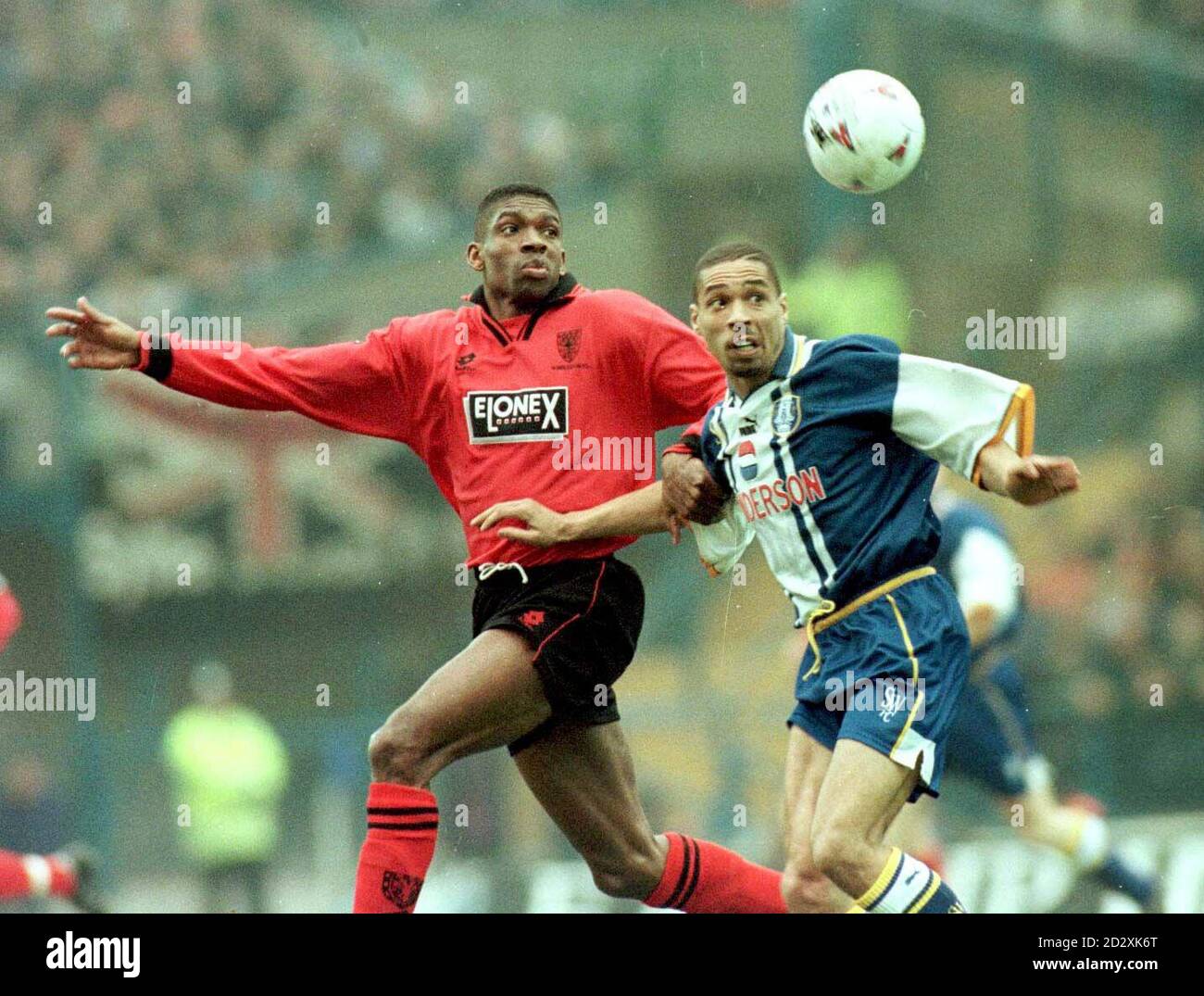 Wimbledon's eFan Ekoku und Sheffield Wednesday's des Walker in Aktion in Hillsborough heute Nachmittag (Sonntag). Wimbledon gewann 2-0, um sich bis zum Halbfinale des FA Cup zu schicken. Foto von Owen Humphries/PA Stockfoto