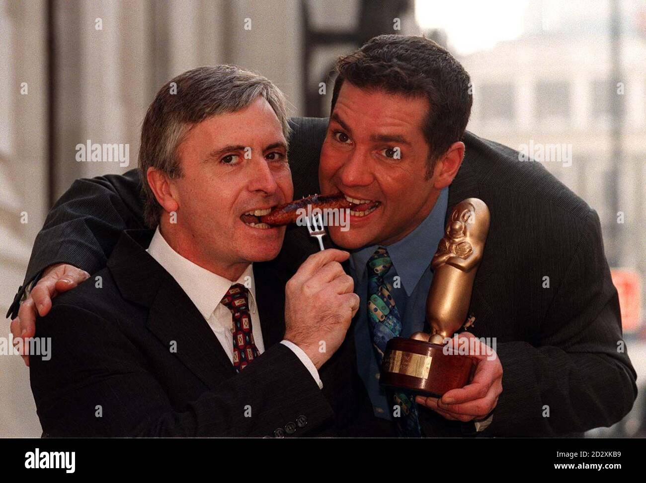 TV-Berühmtheit, Dale Winton mit Gewinner Metzger, Nigel Capon von A E Capon & Sons in Rochester bei der "Bangers 1997", der Würstchenauszeichnungszeremonie des Jahres, heute (Dienstag) in London. Der von der 'British Sausage Appreciation Society' organisierte Wettbewerb überreichte zwölf Preise an eine vielfältige Gruppe von Menschen, die eines gemeinsam haben - ihre Hingabe an die Great British Sausage. Foto von David Giles/PA. Stockfoto