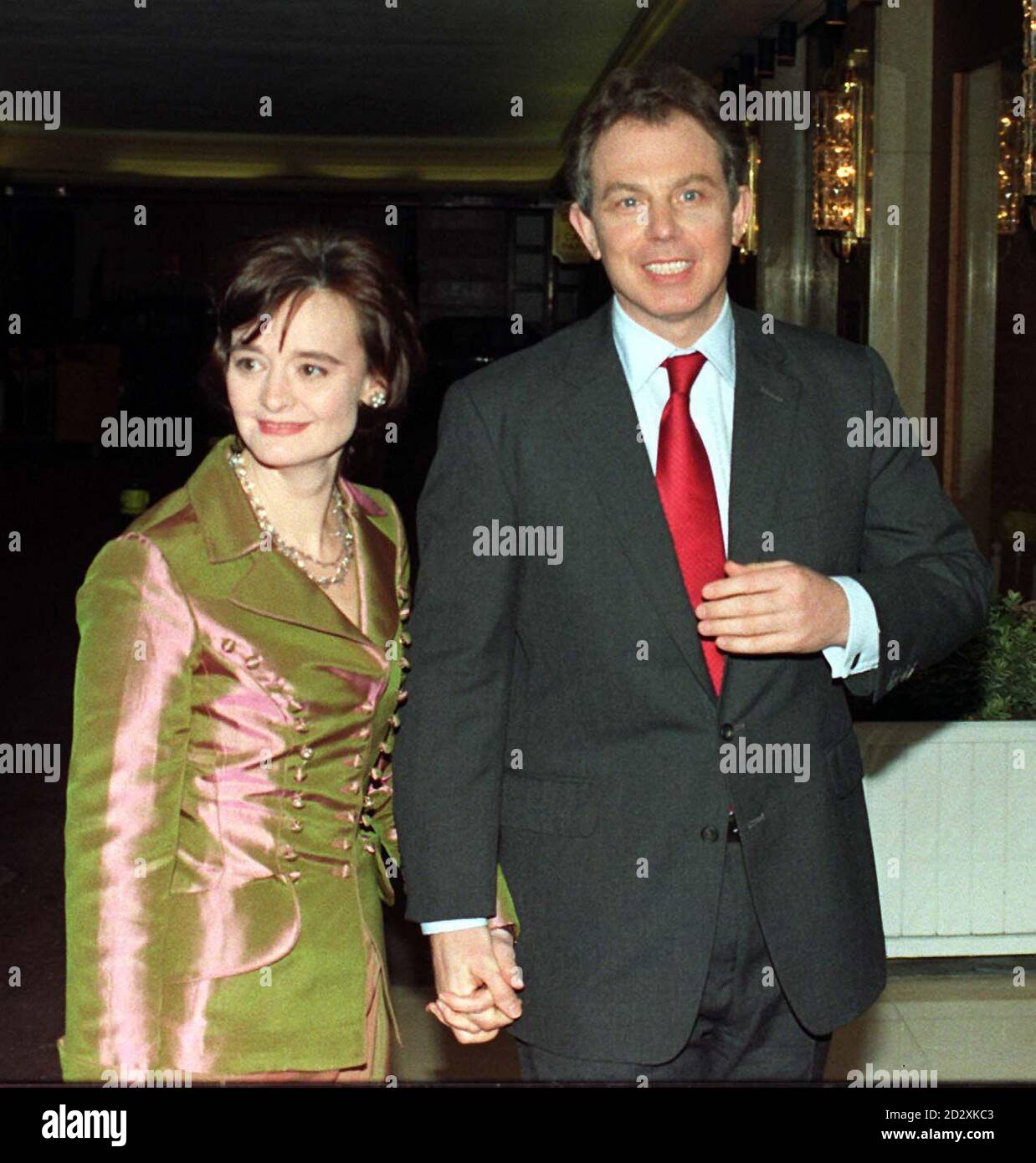 Der Vorsitzende der Labour Party Tony Blair, begleitet von seiner Frau Cherie, kam heute Abend (Mittwoch) beim 5. Gala-Spendendinner der Labour Party im Londoner Hilton in der Park Lane an. Stockfoto