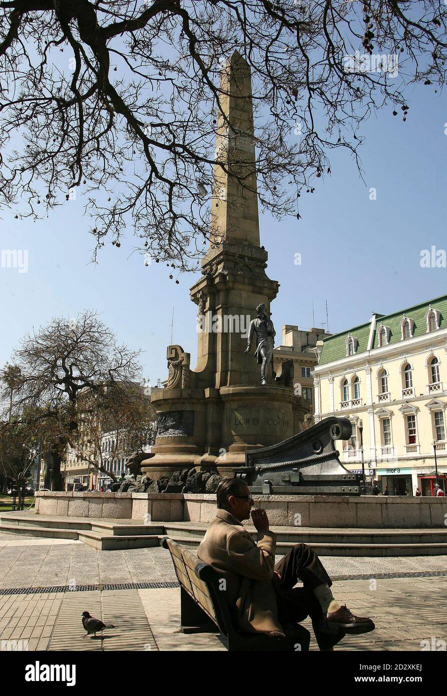 Ein Mann Sitzt Auf Einer Bank Vor Einem Denkmal Zu Ehren Lord Thomas Cochrane Ein Schottischer Seemann Der Fur Seine Rolle Im Unabhangigkeitskampf Gegen Spanien In Valaparaiso 23 Oktober 07 In Chile Ein Mann Sitzt Auf Einer Bank Vor Einem Denkmal Zu Ehren Lord Thomas Cochrane Ein Schottischer Seemann Der Fur Seine Rolle Im Unabhangigkeitskampf Gegen Spanien In Valaparaiso 23 Oktober 07 In Chile