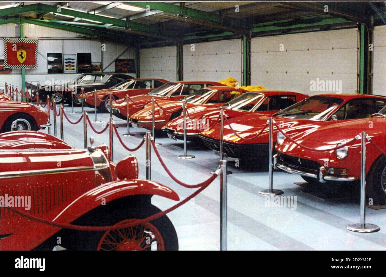 The Brocket Collection Limited, 1988. Die Überreste der exotischen Autosammlung des entehrten Peers Lord Brocket sollen von den Gläubigern verkauft werden, nachdem sie in einer Londoner Garage demontiert entdeckt wurden. Drei Ferraris, zwei Maseratis und ein Haufen Ersatzteile von anderen zerstörten Klassikern werden am 2. April von den Auktionatoren Brooks in Olympia verkauft. Lord Brocket - für fünf Jahre wegen eines 4.5 Millionen Versicherungsbetrugs inhaftiert - zwang drei seiner Landarbeiter, ihm zu helfen, die Ferraris und einen Maserati zu zerstören, die er angeblich gestohlen hatte. Siehe PA Story SALE Brocket. Stockfoto