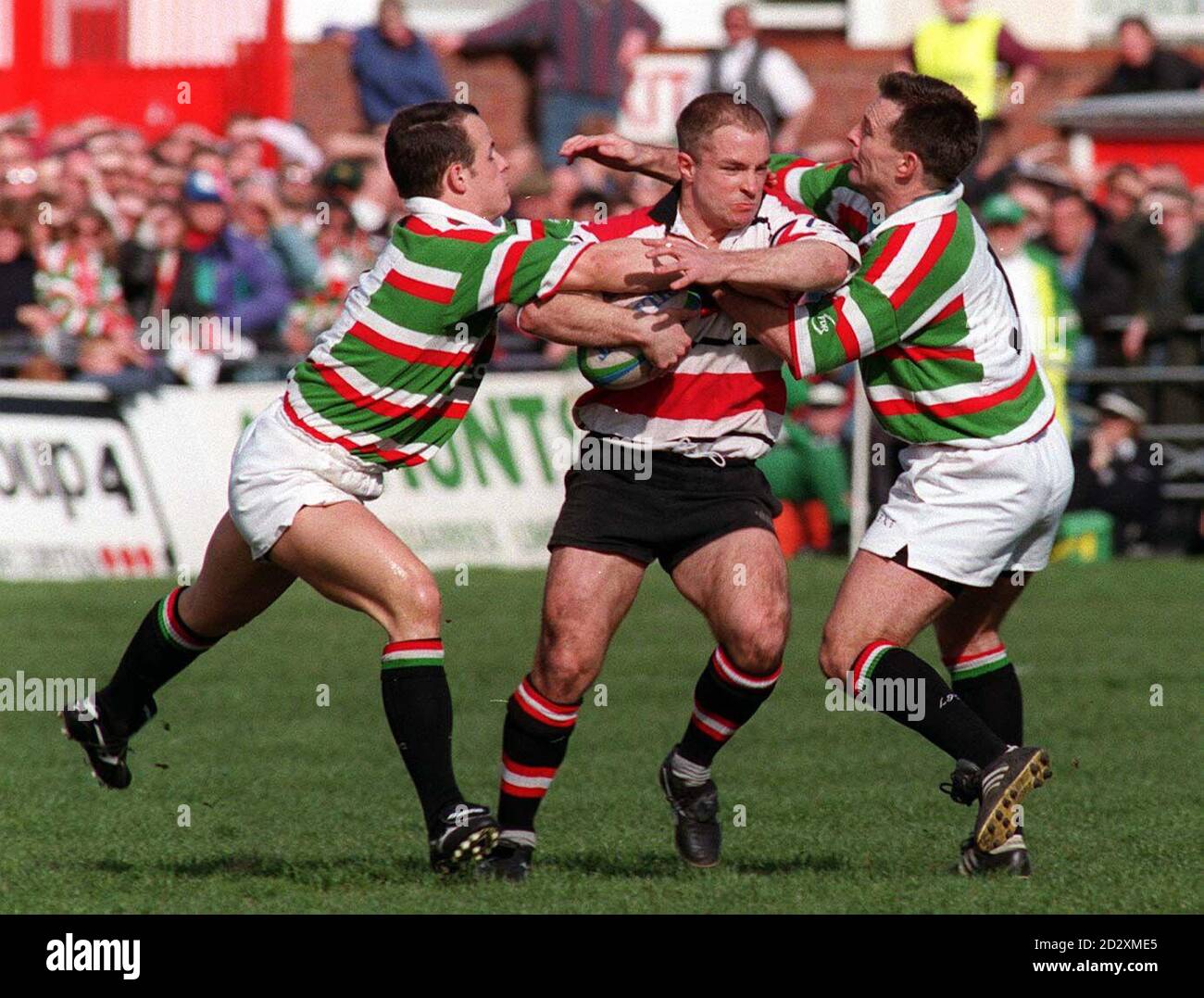 Gloucester's Mark Mapletoft wird von Leicester Halbbacks Austin Healey und Joel Stransky während des heutigen Pilkington Cup Halbfinales in Kingsholme eingeklemmt. BILD DAVID JONES/PA Stockfoto